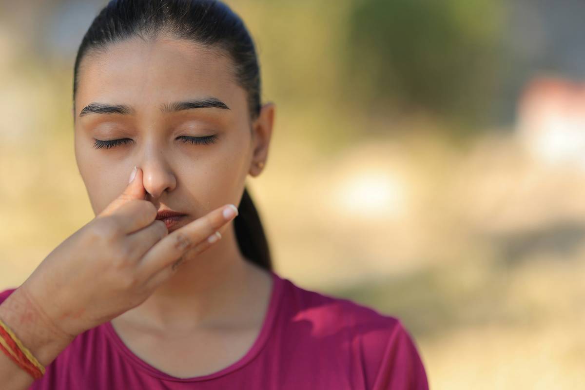 how mindfulness helps anxiety illustrated as a simple brain diagram showing reduced amygdala activity and increased prefrontal cortex engagement during mindful breathing